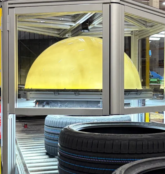 QBIC Tires: תצפית לבדיקה עם קוטר תאורה צהוב וצינורות על רצועת התמיכה